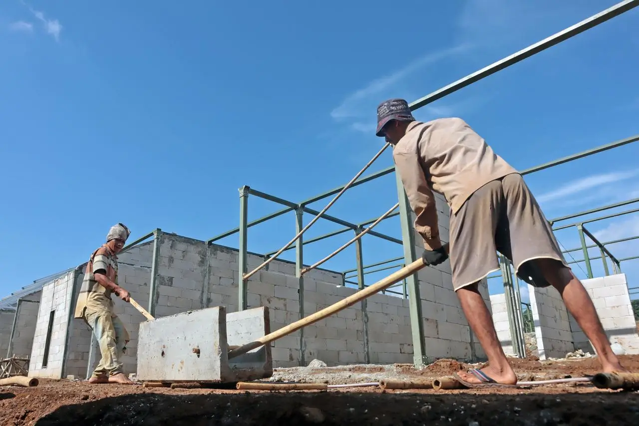 Proses pembangunan Rumah Rhodas di Desa Pamoyanan, Kecamatan Bogor Selatan, Kota Bogor, Jawa Barat, Jumat (23/2). Sebanyak 38 rumah tipe 36 yang dibangun di atas lahan seluas 7.000 meter persegi ini nantinya akan diperuntukan bagi warga terdampak bencana tanah longsor di Kota Bogor yang terjadi pada Maret 2023 lalu.